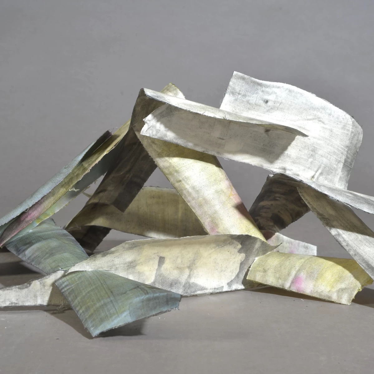 wachsmann_the second [142/42/39 cm] textile remnants stiffened with flour paste - colored with self-produced pigments - zoe bilgeri/ 2024/ weimar