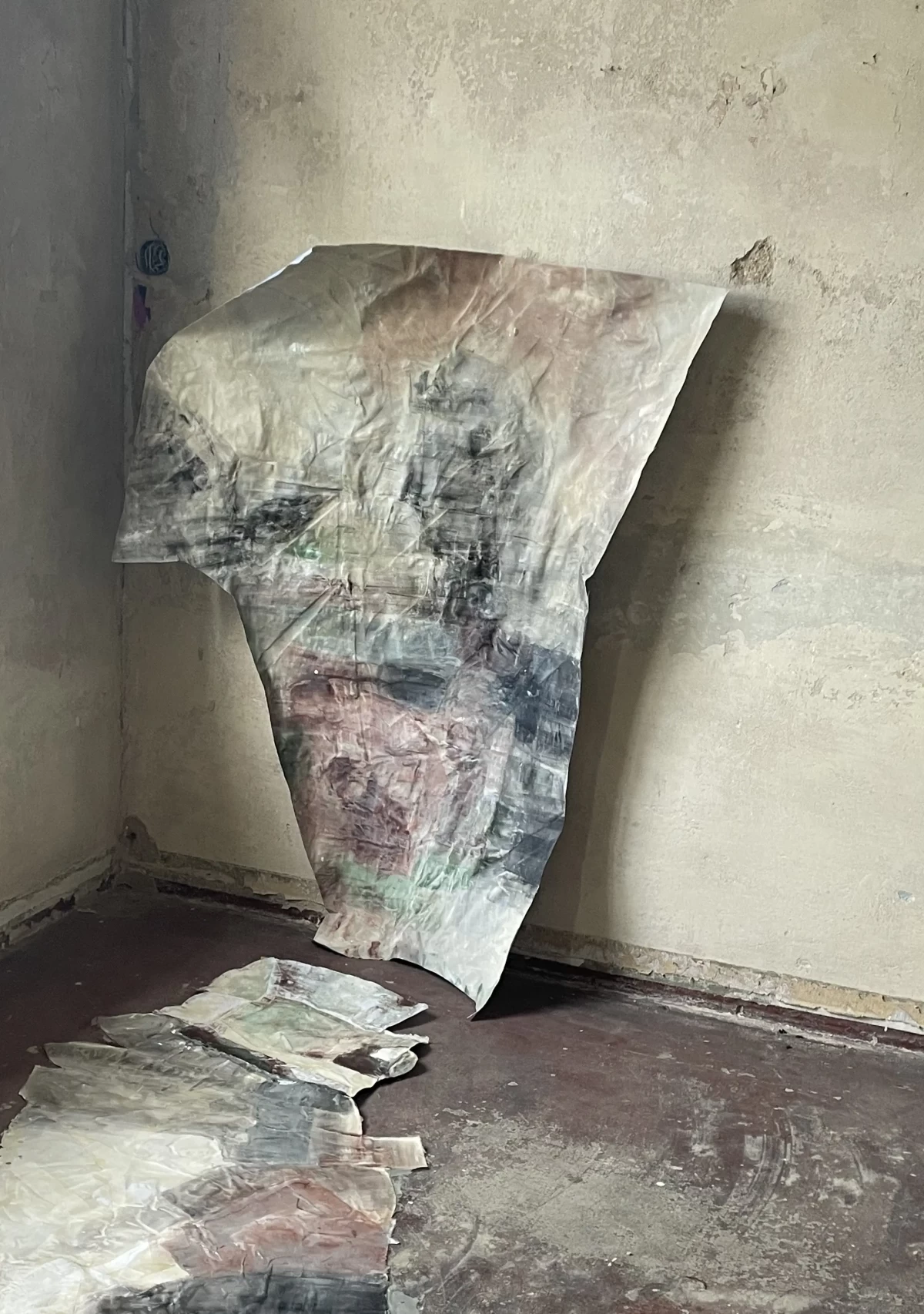 Big fish_the first [347/121cm] Textile remnants stiffened with bone glue - colored with mineral and earth pigments - Zoe Bilgeri/ 2024/ Leipzig